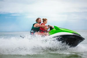 Aventura Premium. Casal explorando o Caribe em um jet ski – República Dominicana Viagem