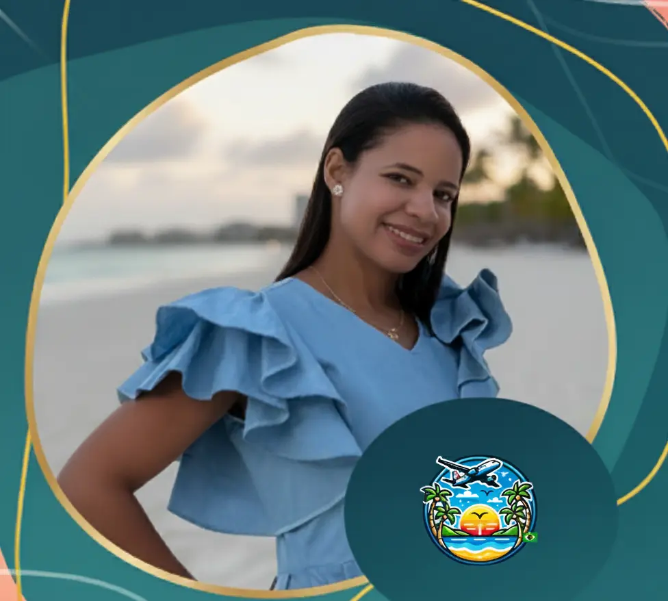Nicole Moreno — dominicana especialista em viagens premium e concierge para República Dominicana. Foto profissional na praia usada na página Sobre Nós da República Dominicana Viagem."